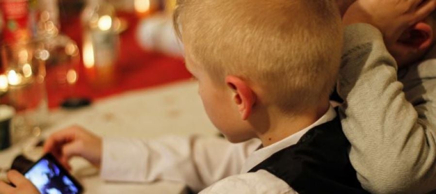 El uso del móvil provoca problemas de desarrollo, afectivos y relacionales en los niños El uso del móvil provoca problemas de desarrollo, afectivos y relacionales en los niños