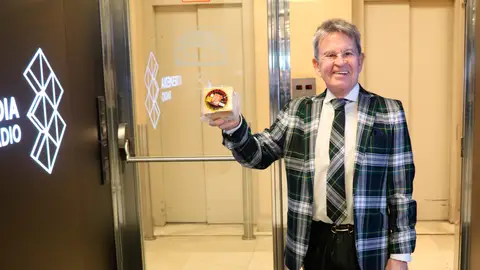 Josemi Rodríguez Sieiro entra en Onda Cero con un queso, la comida que no falte que en el equipo de Más de uno siempre hay hambre <h3>24 horas en Onda Cero</h3>