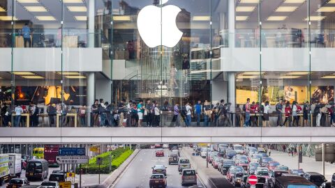 Una tienda Apple con gran afluencia 