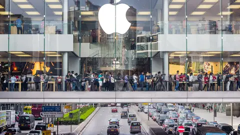 Una tienda Apple con gran afluencia Una tienda Apple con gran afluencia
