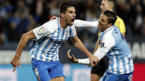 Adri&aacute;n y Anto&ntilde;&iacute;n celebran el gol del M&aacute;laga