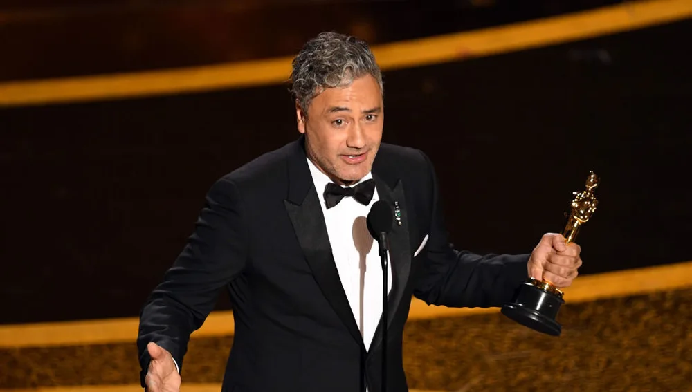 Taika Waititi recoge su Oscar al Mejor Guión Adaptado por 'Jojo Rabbit'