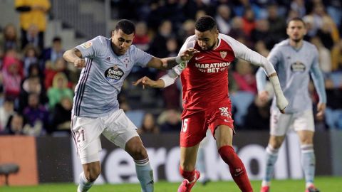 En-Nesyri intenta robar el bal&oacute;n a Murillo durante el Celta-Sevilla.