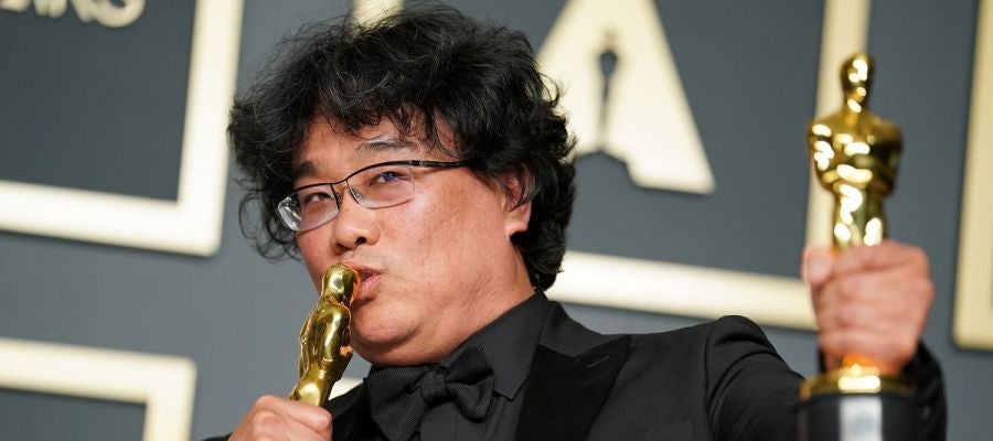 Bong Joon-ho besa uno de los Oscar que ganó por 'Parásitos' en la ceremonia de 2020 Bong Joon-ho besa uno de los Oscar que ganó por 'Parásitos' en la ceremonia de 2020