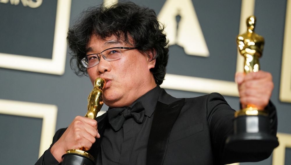 Bong Joon-ho besa uno de los Oscar que ganó por 'Parásitos' en la ceremonia de 2020