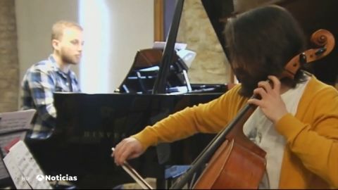 Tres j&oacute;venes artistas llenan de m&uacute;sica cl&aacute;sica un pueblo de solo diez habitantes de Burgos