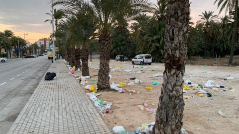 Suciedad el domingo por la ma&ntilde;ana en la zona de ocio del pol&iacute;gono de Altabix de Elche.