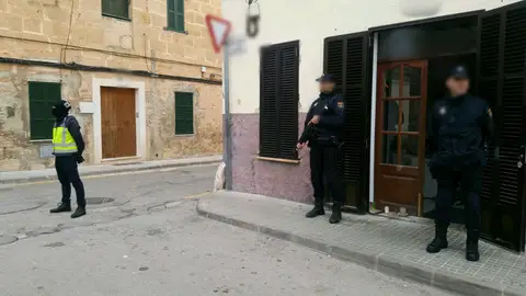 Agentes de la Policía Nacional, durante un operativo contra el narcotráfico que se realiza en Manacor Agentes de la Policía Nacional, durante un operativo contra el narcotráfico que se realiza en Manacor