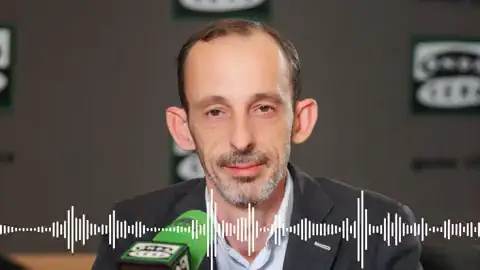 La traición de Jordi Andrés a Eduardo Esteve: Le abrió el micro cuando estaba cantando La traición de Jordi Andrés a Eduardo Esteve: Le abrió el micro cuando estaba cantando