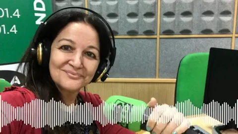 El divertido momento en el que avisaron en directo a Carmen Paul de que la gr&uacute;a se estaba llevando su coche