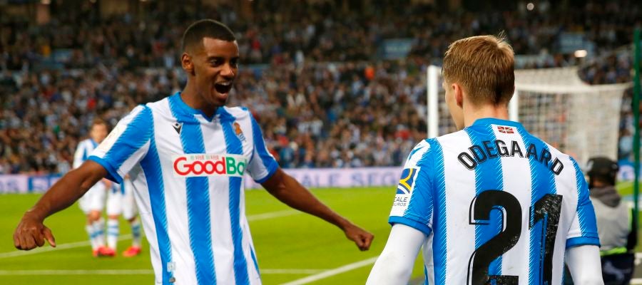 Odegaard e Isak celebran el 2-1 ante el Mirandés Odegaard e Isak celebran el 2-1 ante el Mirandés