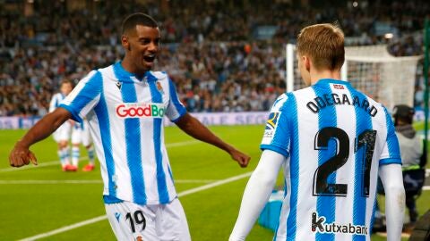 Odegaard e Isak celebran el 2-1 ante el Mirand&eacute;s
