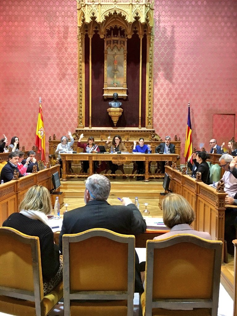 El pleno del Consell de Mallorca vuelve a rechazar la creación de una comisión para investigar la explotación a menores El pleno del Consell de Mallorca vuelve a rechazar la creación de una comisión para investigar la explotación a menores
