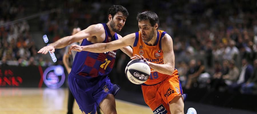 San Emeterio conduce el balón ante Álex Abrines San Emeterio conduce el balón ante Álex Abrines