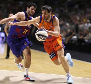 San Emeterio conduce el balón ante Álex Abrines San Emeterio conduce el balón ante Álex Abrines