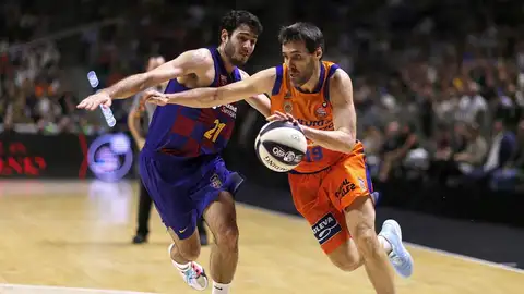 San Emeterio conduce el balón ante Álex Abrines San Emeterio conduce el balón ante Álex Abrines