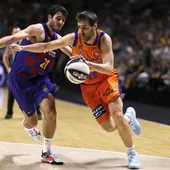 San Emeterio conduce el balón ante Álex Abrines San Emeterio conduce el balón ante Álex Abrines