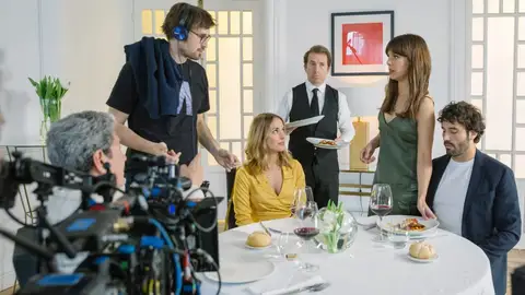 Dani de la Orden dirige una de las escenas de la película 'Hasta que la boda nos separe' En la imagen, de izquierda a derecha, los actores Antonio Dechent, Silvia Alonso, Belén Cuesta y Álex García