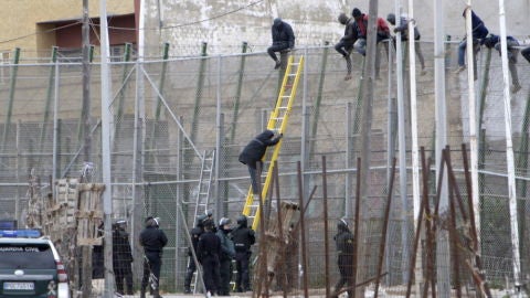 Imagen de una devoluci&oacute;n en caliente en la valla de Melilla