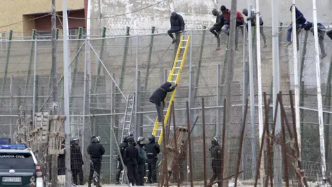 Imagen de una devolución en caliente en la valla de Melilla Imagen de una devolución en caliente en la valla de Melilla