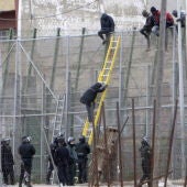 Imagen de una devolución en caliente en la valla de Melilla