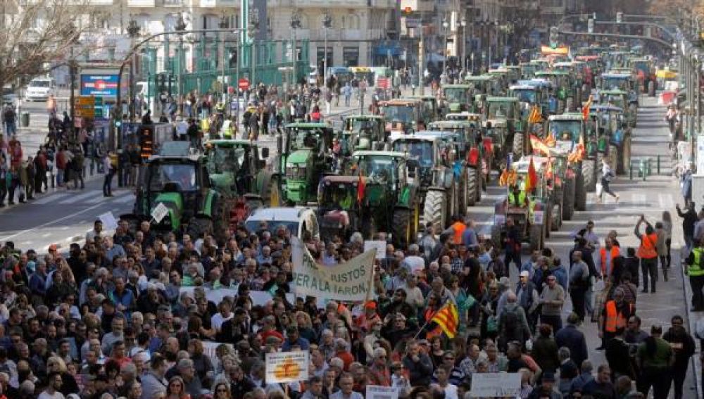 Agricultores y tractores han colapsado el centro de la ciudad de València durante la mañana.