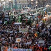 Agricultores y tractores han colapsado el centro de la ciudad de València durante la mañana.