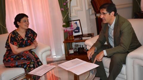 Reuni&oacute;n entre Jos&eacute; Manuel Caballero y Pilar Zamora