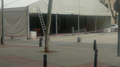 La estructura de la carpa del Carnaval ya se puede ver frente a la Puerta de Toledo