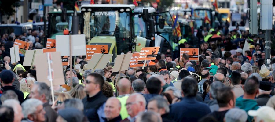 Multitudinaria tractorada en Valencia Multitudinaria tractorada en Valencia