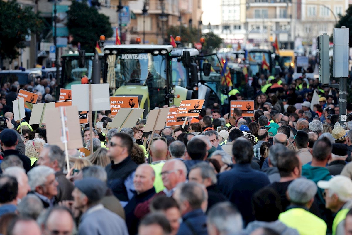 Miles de agricultores colapsan Valencia en una multitudinaria tractorada Miles de agricultores colapsan Valencia en una multitudinaria tractorada