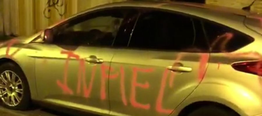 En San Valentín aparece un coche con pintadas con expresiones como "infiel" y "putero" En San Valentín aparece un coche con pintadas con expresiones como "infiel" y "putero"