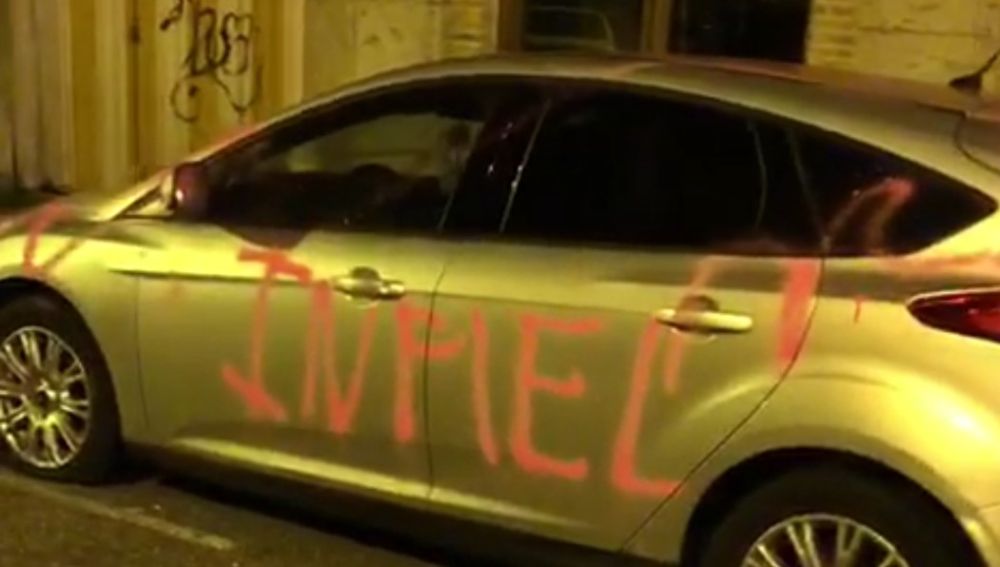 En San Valentín aparece un coche con pintadas con expresiones como "infiel" y "putero"