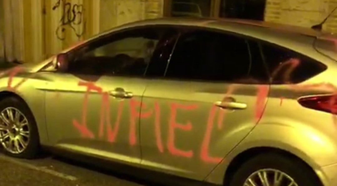 Aparece en Palencia un coche con pintadas de "infiel" y "putero" el día de San Valentín Aparece en Palencia un coche con pintadas de "infiel" y "putero" el día de San Valentín