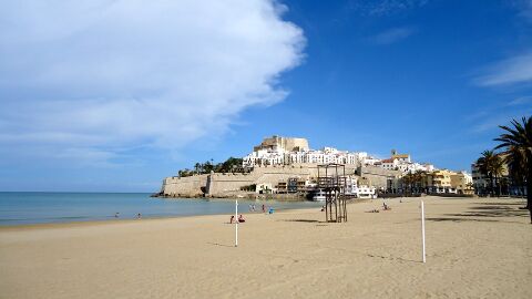 El castillo de Pe&ntilde;&iacute;scola desde la playa