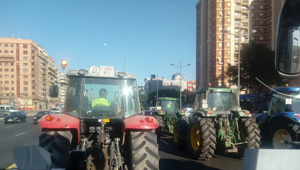 Tractorada por las calles de Valencia.