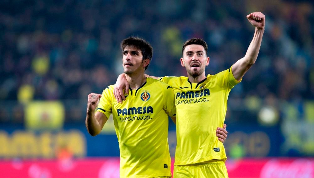 Moi Gómez celebra con su compañero Gerard Moreno , tras marcar gol ante el Levante 
