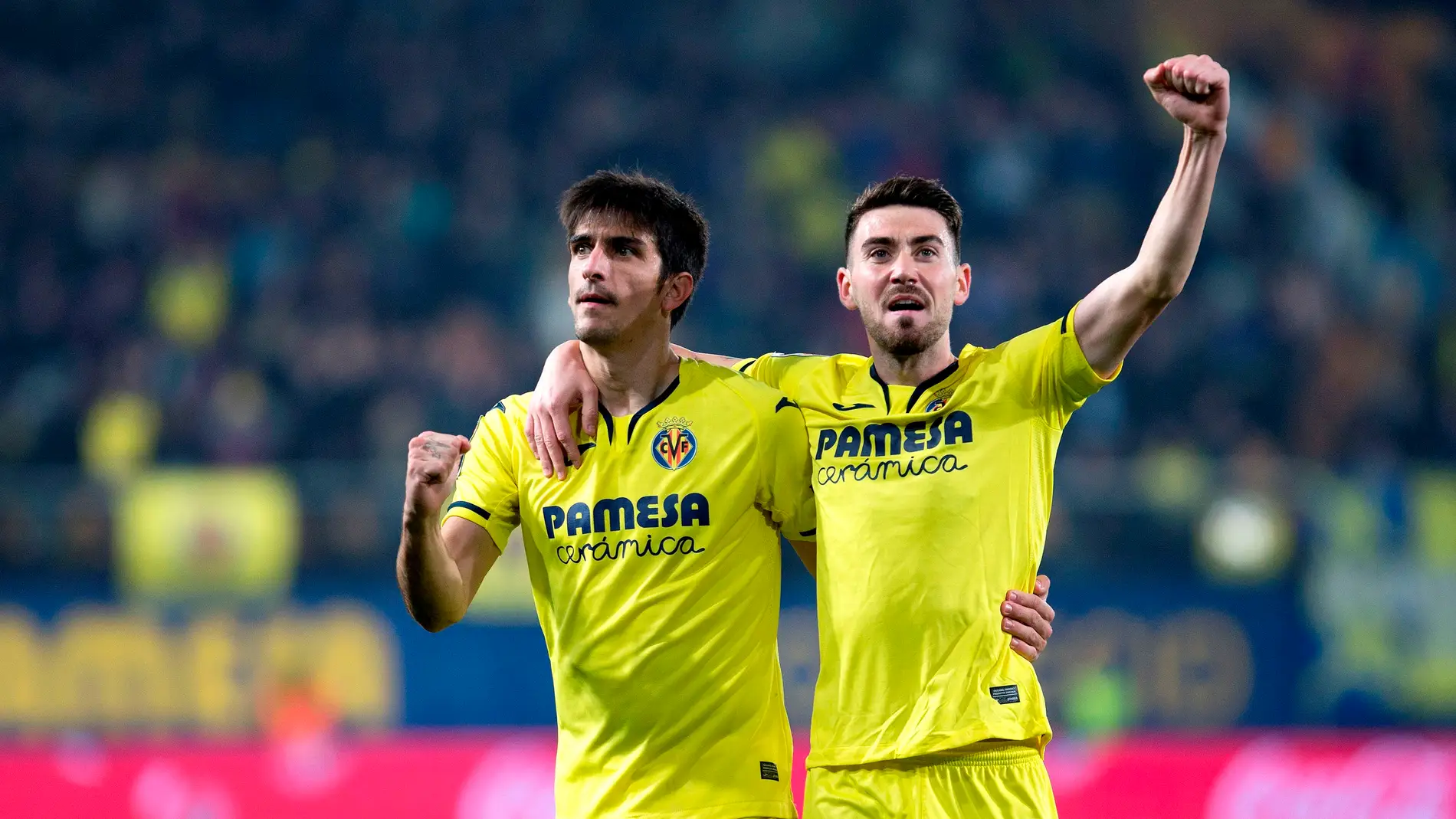 Moi Gómez celebra con su compañero Gerard Moreno , tras marcar gol ante el Levante 