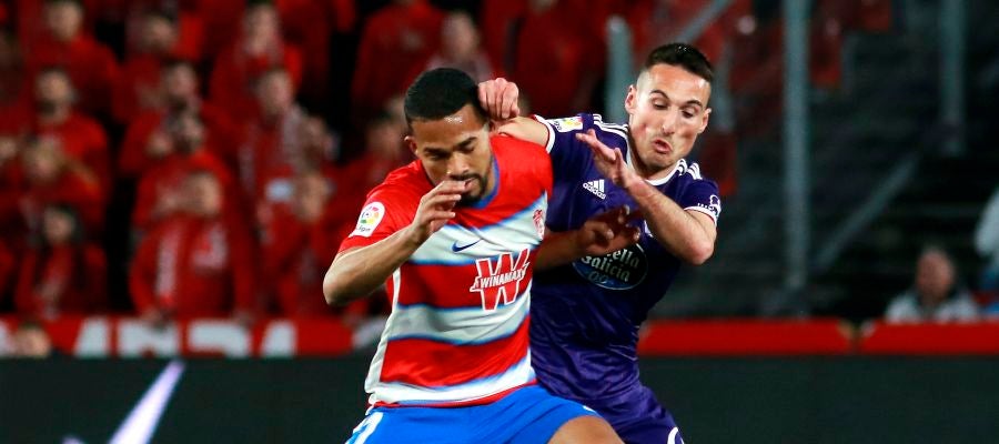 El centrocampista venezolano del Granada, Yangel Herrera, protege el balón ante el jugador del Valladolid, Federico San Emeterio El centrocampista venezolano del Granada, Yangel Herrera, protege el balón ante el jugador del Valladolid, Federico San Emeterio