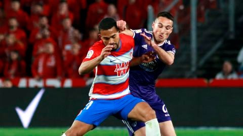  El centrocampista venezolano del Granada, Yangel Herrera, protege el bal&oacute;n ante el jugador del Valladolid, Federico San Emeterio