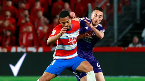 El centrocampista venezolano del Granada, Yangel Herrera, protege el balón ante el jugador del Valladolid, Federico San Emeterio El centrocampista venezolano del Granada, Yangel Herrera, protege el balón ante el jugador del Valladolid, Federico San Emeterio