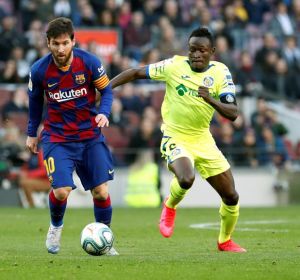 El delantero argentino Lionel Messi del Barcelona y el defensor togolés Djené Dakonam del Getafe El delantero argentino Lionel Messi del Barcelona y el defensor togolés Djené Dakonam del Getafe