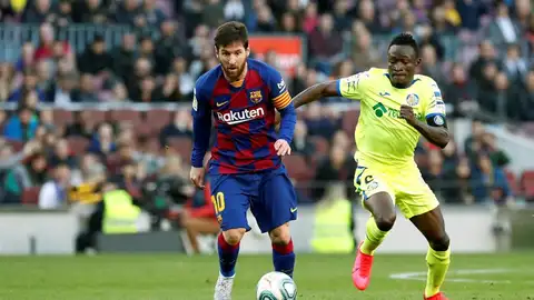 El delantero argentino Lionel Messi del Barcelona y el defensor togolés Djené Dakonam del Getafe El delantero argentino Lionel Messi del Barcelona y el defensor togolés Djené Dakonam del Getafe