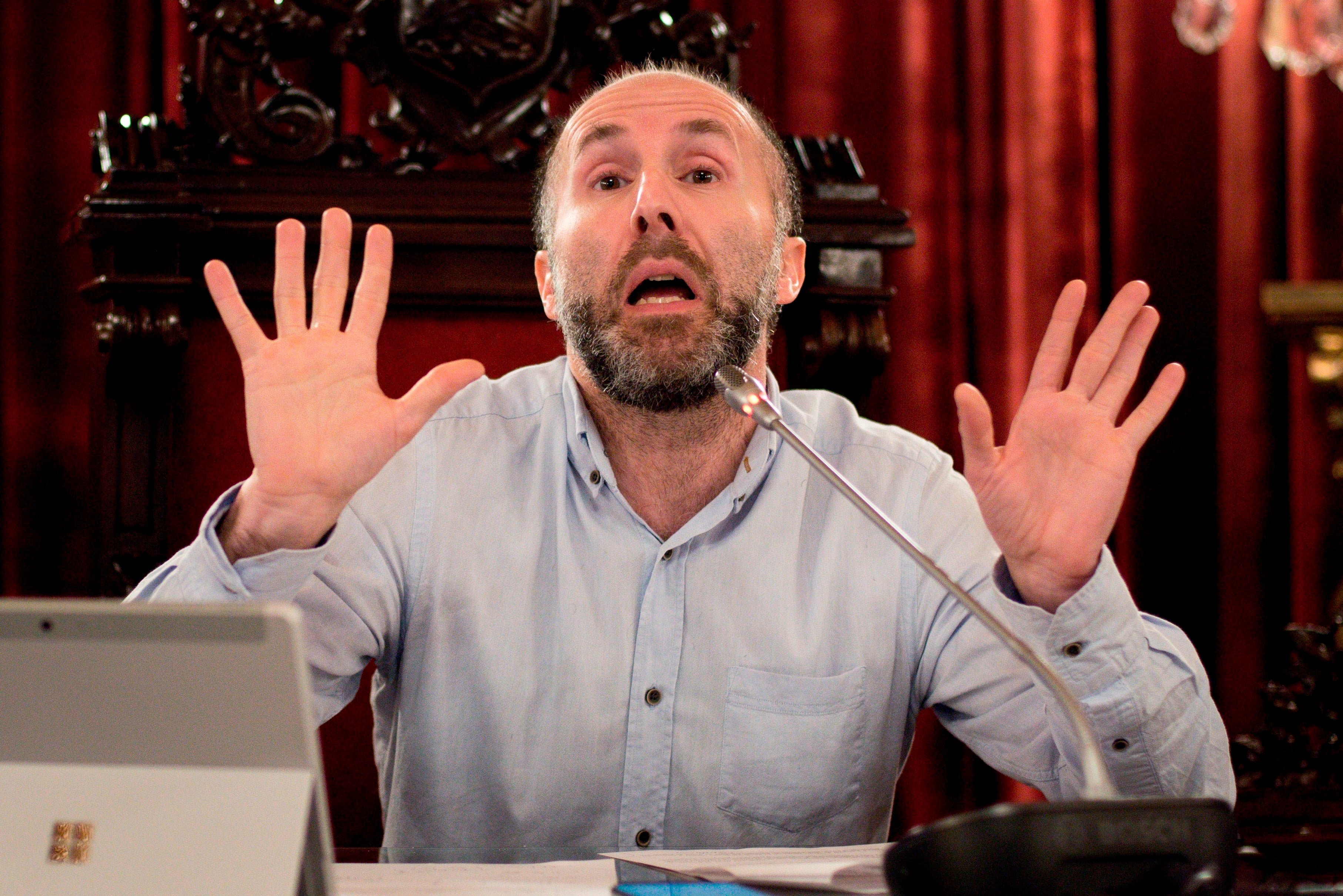 El alcalde de Ourense arremete contra Sabina por operarse en un hospital privado El alcalde de Ourense arremete contra Sabina por operarse en un hospital privado