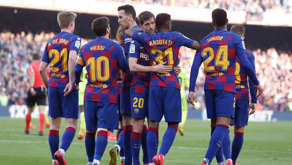Los jugadors del Barça celebran el gol de Sergi Roberto