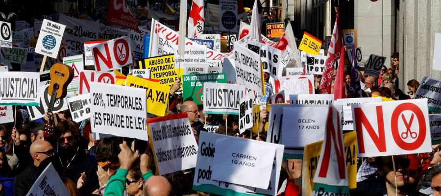 Miles de interinos se manifiestan en Madrid. Miles de interinos se manifiestan en Madrid.