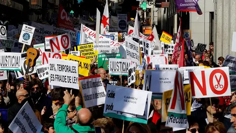 Miles de interinos se manifiestan en Madrid. Miles de interinos se manifiestan en Madrid