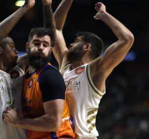 El pívot Bojan Dubljevic del Valencia, es bloqueado por los jugadores del Real Madrid, el ala-pívot Felipe Reyes y el ala-pívot estadounidense Trey Thompkins. El pívot Bojan Dubljevic del Valencia, es bloqueado por los jugadores del Real Madrid, el ala-pívot Felipe Reyes y el ala-pívot estadounidense Trey Thompkins.