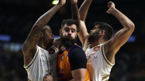 El p&iacute;vot Bojan Dubljevic del Valencia, es bloqueado por los jugadores del Real Madrid, el ala-p&iacute;vot Felipe Reyes y el ala-p&iacute;vot estadounidense Trey Thompkins. 
