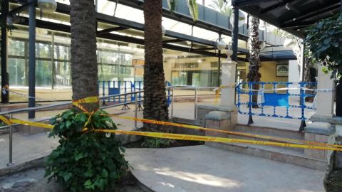 Acceso precintado al antiguo restaurante del Parque Municipal de Elche.